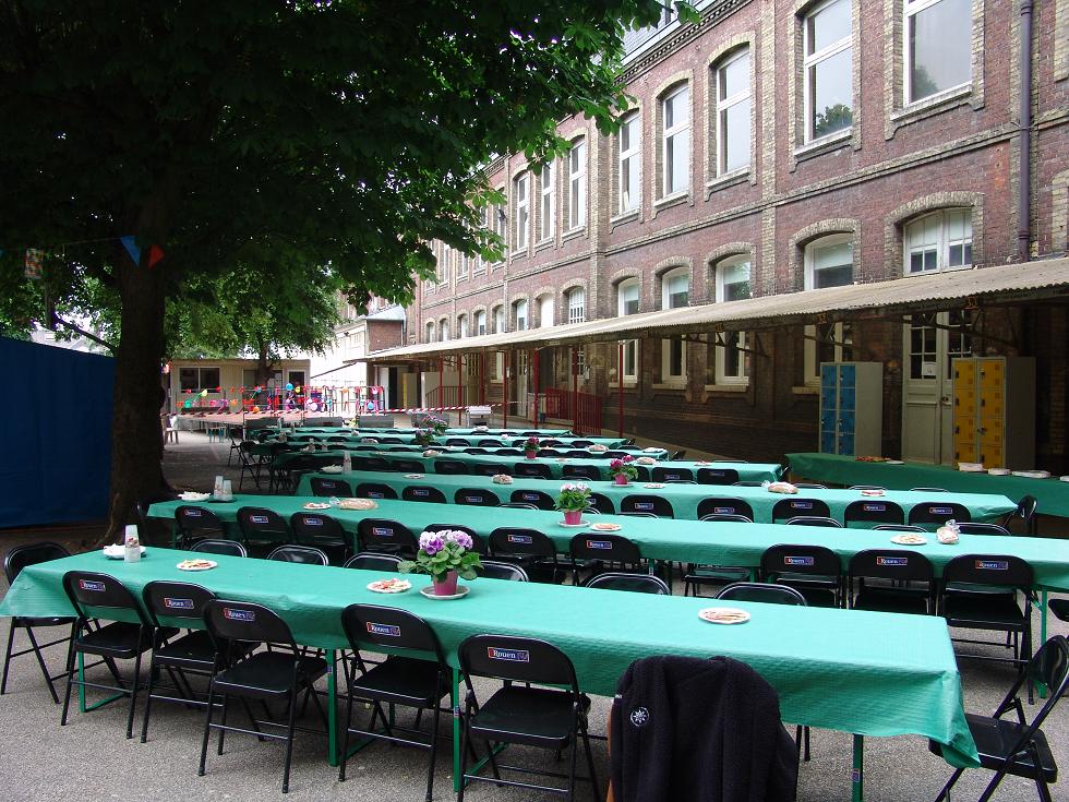 Les tables prêtes pour accueillir les 200 repas du midi